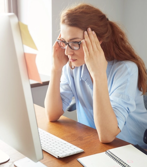 Woman with her laptop looking frustrated